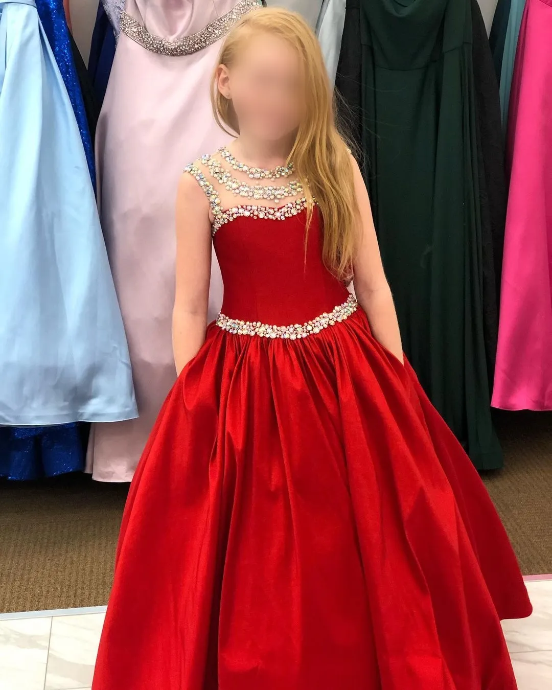 Little Miss Pageant-Kleid für Teenager, Junioren, Kleinkinder 2021, mit AB-Steinen verziert, kristallroter Satin, langes Mädchen-Abschlussballkleid, formelle Party, Rosie, Reißverschlusstaschen auf der Rückseite