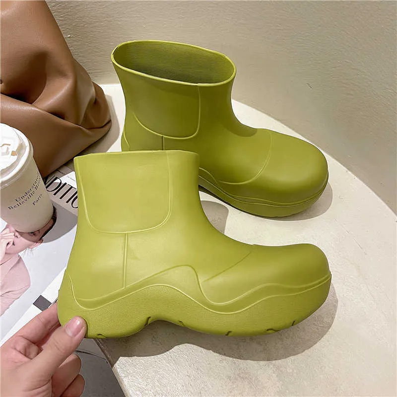 Ultralight EVA Su Geçirmez Kadın Rainboots Slip-On Kalın Taban Büyük Ayak Moda Bayanlar Yağmur Ayakkabı Katı Kızlar Platformu Ayak Bileği Çizmeler 210911