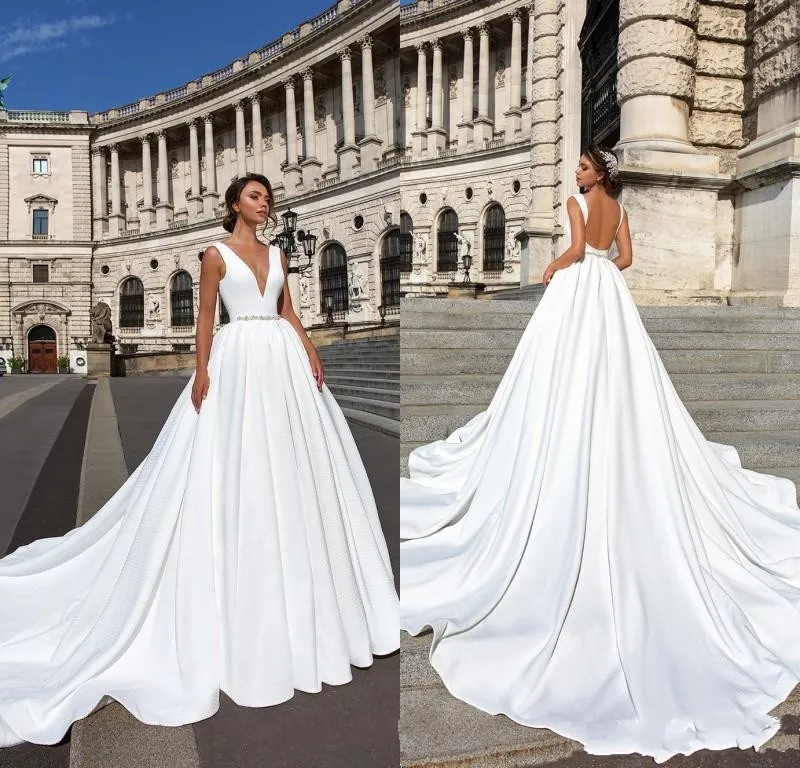 Neue Designer-Brautkleider in Übergröße, rückenfrei, günstig, tiefer V-Ausschnitt, Hofschleppe, Satin-Brautkleid, Perlenschärpen, Brautkleider nach Maß