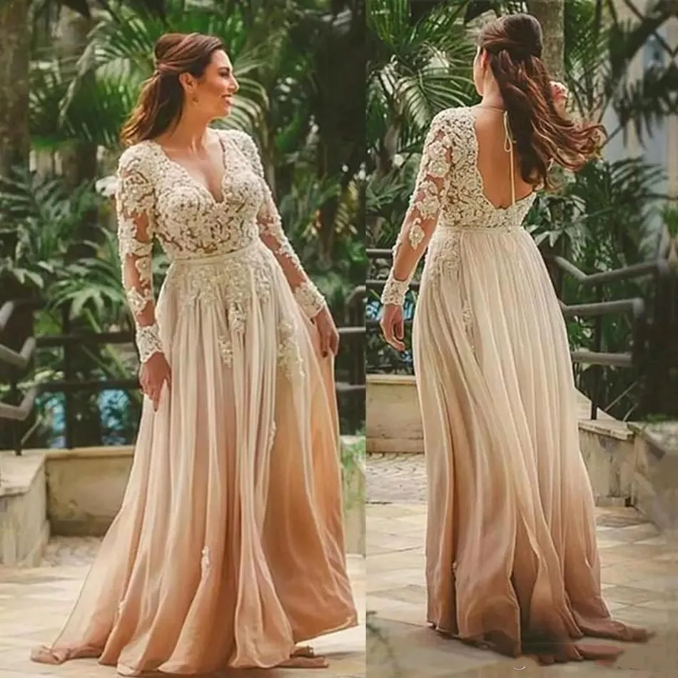 Abiti eleganti per la madre Boho con scollo a V champagne Abiti per la madre a-line con maniche lunghe Abito lungo per invitati al matrimonio Abiti per la madre della sposa in pizzo senza schienale sexy Abito da sera per feste di ballo 2022