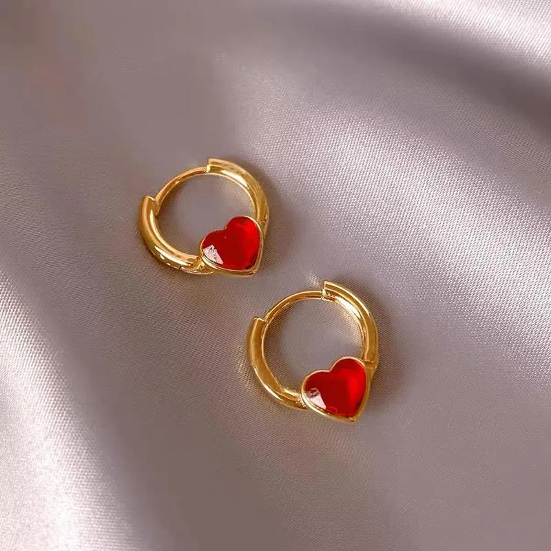 Hoop Huggie Sexy Girl's Red Heart-Formed Gold Earrings 2021 Koreaanse mode sieraden trouwfeest eenvoudige accessoires voor vrouwen