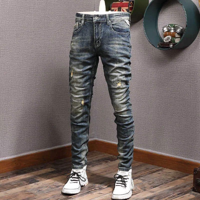European Vintage Fashion Men Jeans Retro Mörkblå Elastisk Slim Ripped Broderi Patched Designer Casual Denim Byxor 7ats