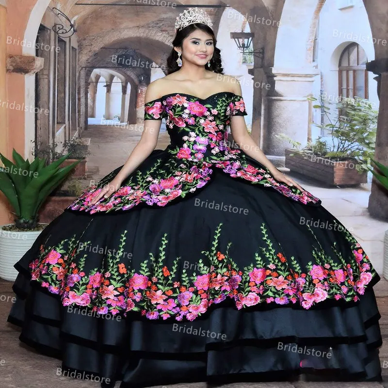 Princess Black Mexican Quinceanera Jurken 2021 met korte mouwen Vintage Floral Borduurwerk baljurk Prom-jurken Sweet 15-jarige Graduation Britdday Jurk