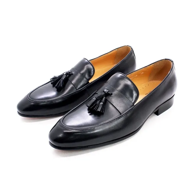 Moda marka krowa skórzane frędzle mokasyny męskie buty szpiczasty nosek płaskie buty wsuwane Outdoor Office mężczyźni obuwie czarne buty męskie