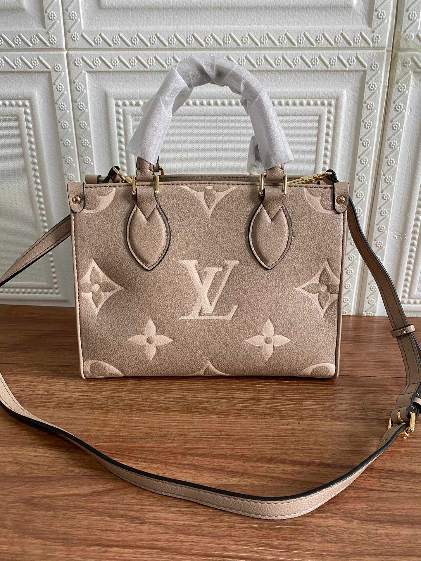 Louis Vuitton lanza bolsa en forma de corazón de la colección Crucero 2021