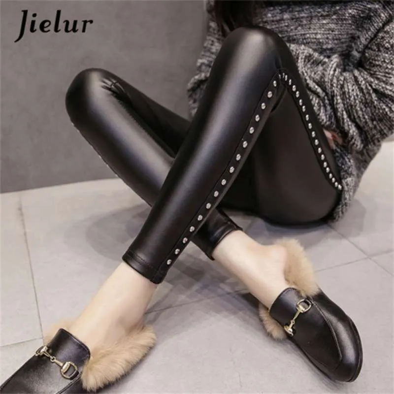 Jielur Winter Fleece Matte PU Läder Leggings Kvinnor Fashion Rivets Push Up Pencil Byxor 4 Färger S-XXXL Lady High Waist Legging 210928