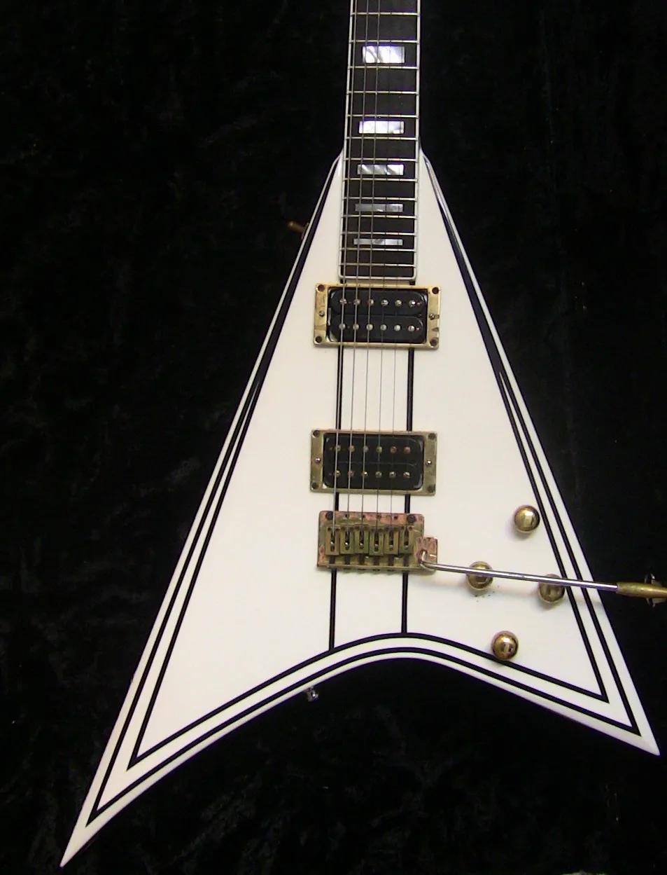 Spedizione gratuita Esclusiva Randy Rhoads RR 1 Black Pinstripe White Flying V Chitarra elettrica Hardware dorato, Block MOP Inlay, Tremolo Tailpiece