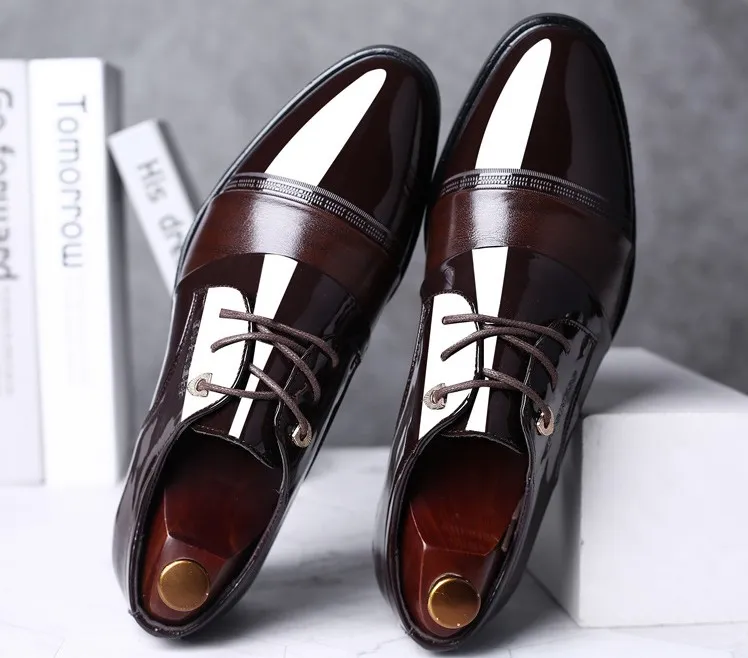 男性の贅沢な結婚式の靴のマイクロファイバーレザー正式なビジネスポイントトゥーデザイヤー男性ドレス靴の男性のオックスフォードフラットプラスサイズ38-48