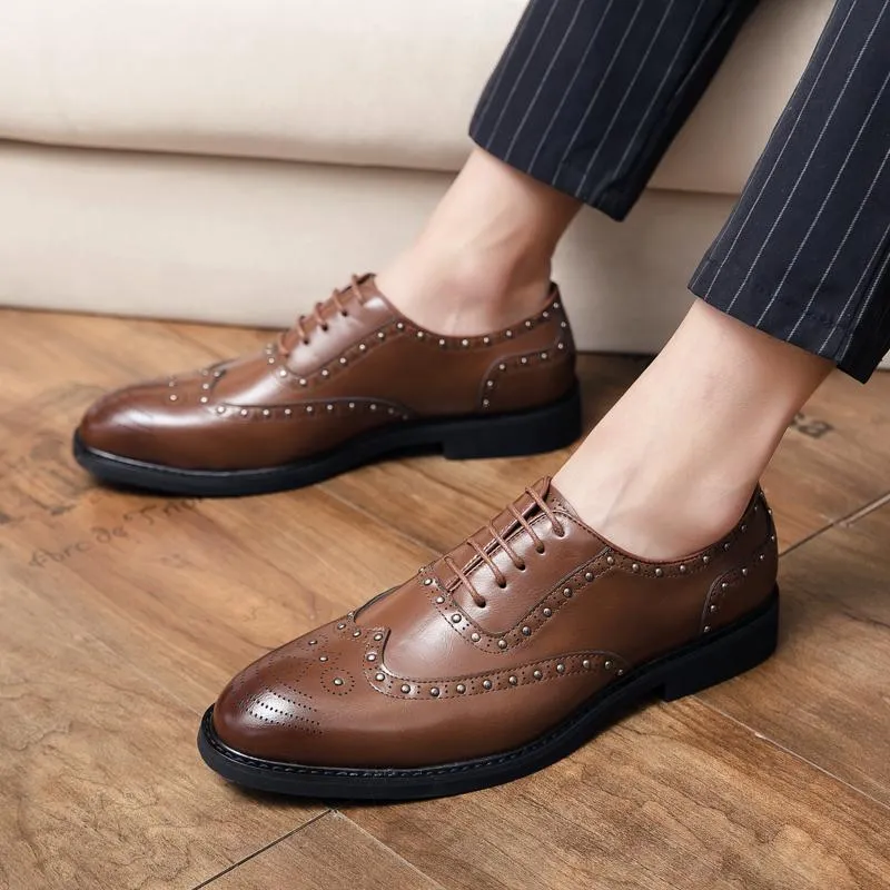 2021 nouveau concepteur britannique Punk Rivet pointu Bullock chaussures plat pour hommes robe fête mariage formel bal Oxford Zapatos Hombre