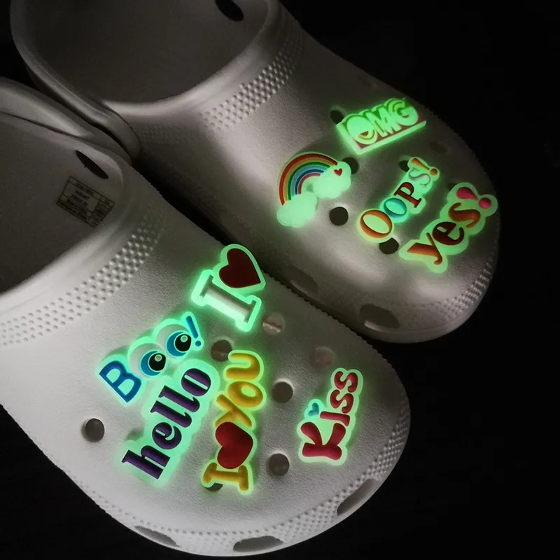 100 stks Custom Soft PVC Lichtgevende Sweet Accessoires Glow Shoe Charms Jibitz voor Clog Gloeiend