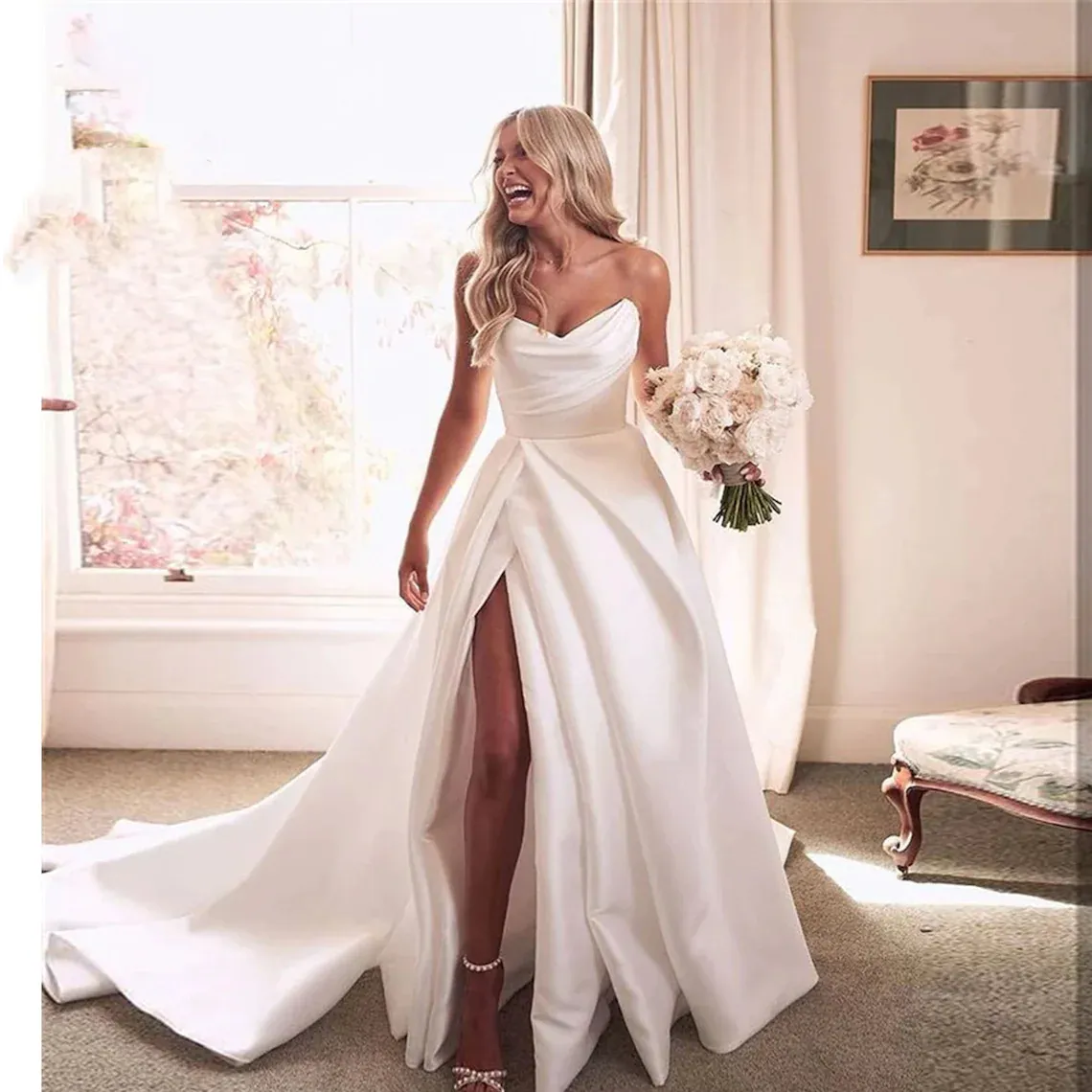 Splendidi abiti da sposa in raso bianco A Line Abiti da sposa senza spalline Scollo a V Pieghe Fessura laterale alta Lunghezza pavimento Abiti da sposa da giardino Custom Made 2022 Vestidos semplici