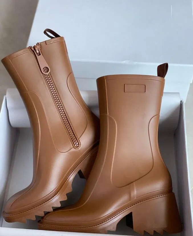 2022 Designer Womens Mezzi stivali scarpe Inverno Chunky Med Heels Plain Square Toes scarpa Rainboots Zip Women Mid Calf Booty