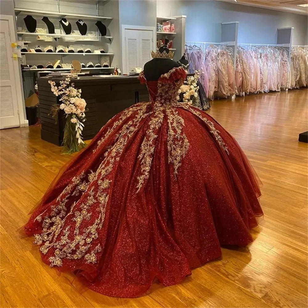 الظلام الأحمر الترتر الكرة بثوب فساتين quinceanera مع الذهب الرباط الرسمي حفلة موسيقية أثواب التخرج الدانتيل يصل الأميرة الحلو 15 16 اللباس vestidos