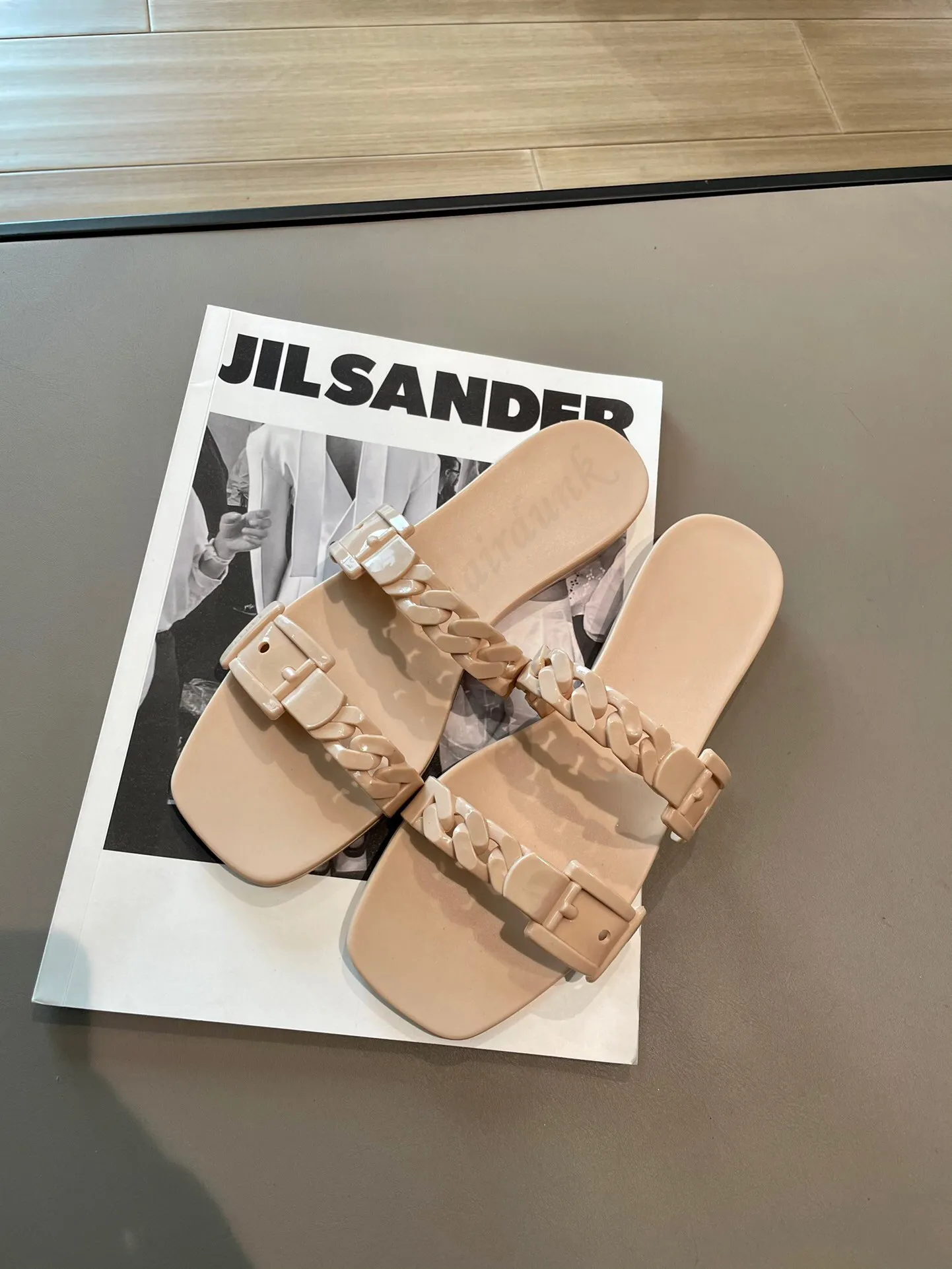 2021 Designer gelé tofflor kvinnor gummi slipper mode platt diabilder sandstrand sandaler fest skor röd grön svart 5 färger sommar kvinnor