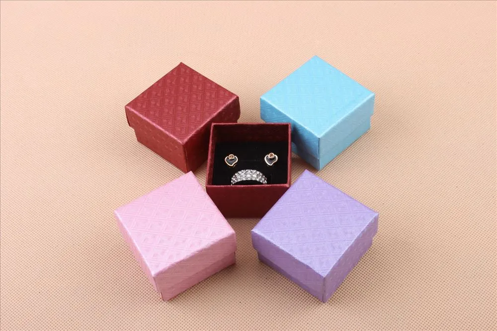 Wysokiej jakości wykwintne papierowe pudełka pierścieniowe Opakowanie biżuterii 100pcs/partia mieszane kolory