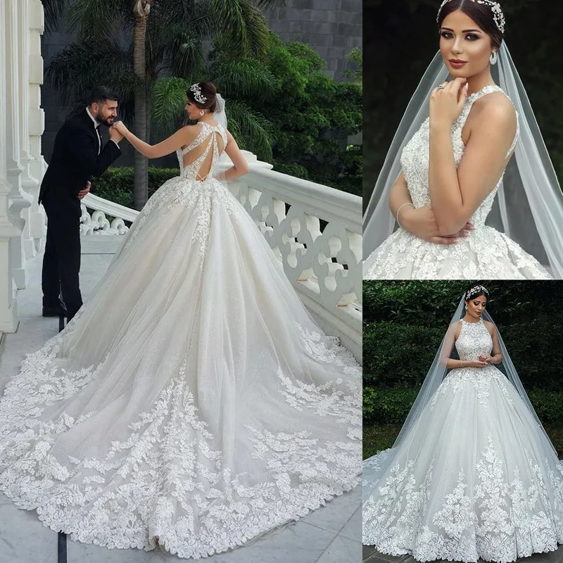 Luxury Lace Appliqued Ball Gown Wedding Dresses Vintage Halter Plus Storlek Öppen Back Bridal Gown