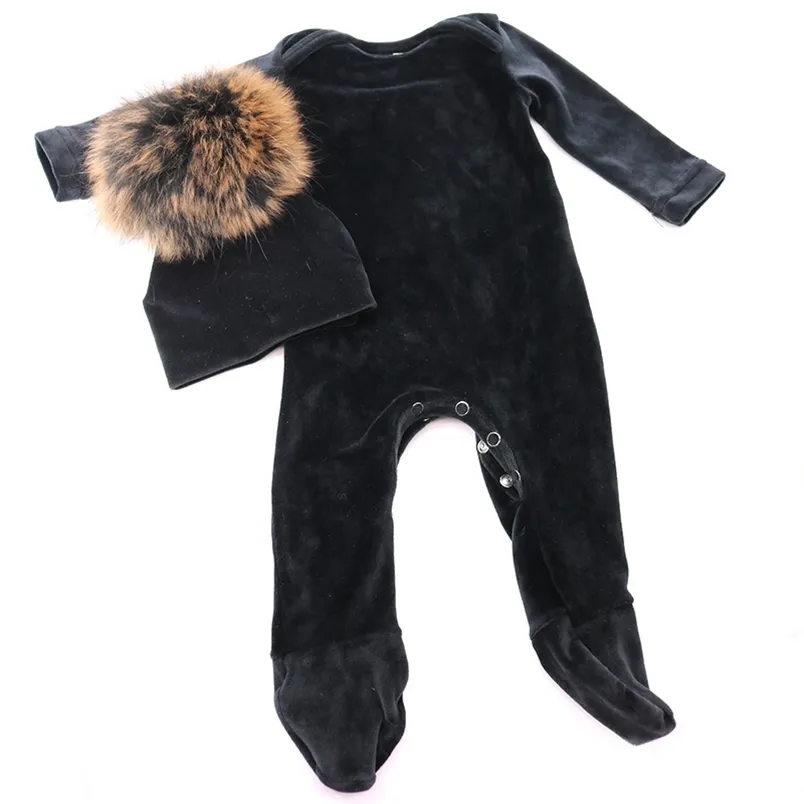 生まれた赤ちゃんの女の子の男の子のベルベットの冬の服を持つ実際の毛皮のポンポムの帽子セット柔らかい長袖ロンパース衣装Bee Pajamas 210816
