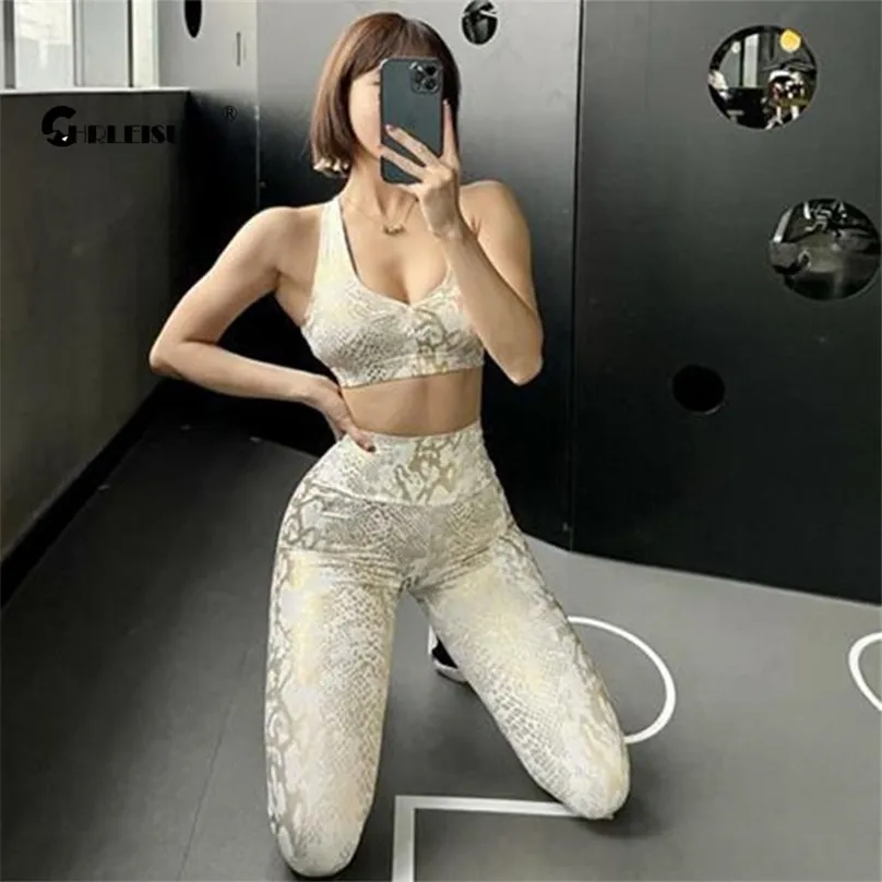 CHRLEISURE Snake Printing Yoga Set Peach Hip Lift Leggings Push Up Sports Bra Women Gym Workout Tracksuit 2PCS Sporty Reflective 210802