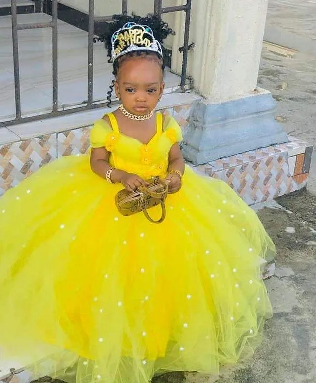 Robes de demoiselle d'honneur à perles jaunes, robe de bal Spaghetti, fleurs faites à la main, robes de mariage de concours d'anniversaire pour enfants