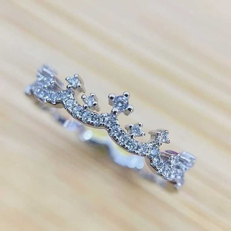 Bagues de mariage The Shimizu Mori Small Crown Women's Ring Incrusted With Zircon Imitation Diamond Little Girl Corrugated