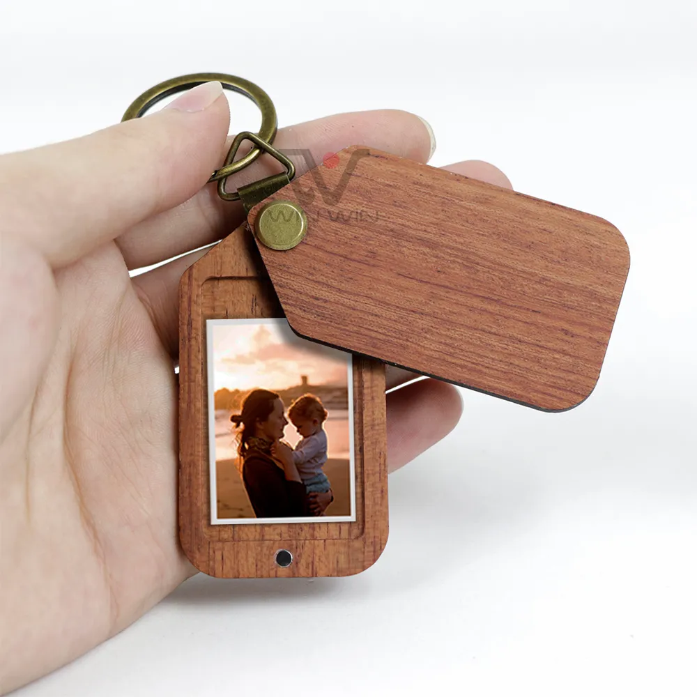 2023 Luxury Promotion Souvenir Gift Nyckelring Rems Anpassade logotyp Portable Leather Key Ring Blank Rosewood Laser Gravering Keychains Christmas Present