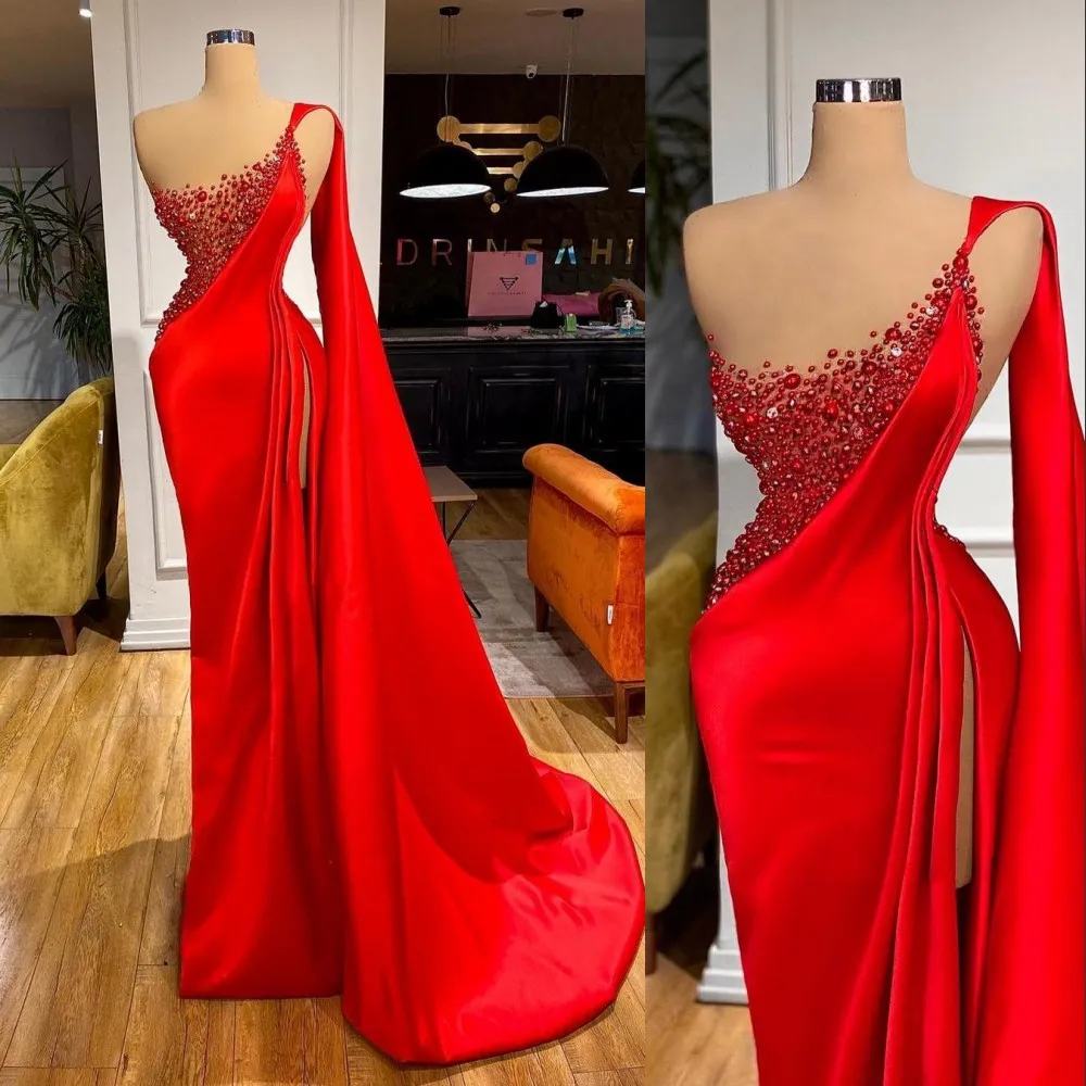 2021 Sexy Red Evening Dresses Nosić jedno ramię Illusion Pearls Side Split Specjalne okazje Prom Suknie Arabski Bliski Wschód z Cape