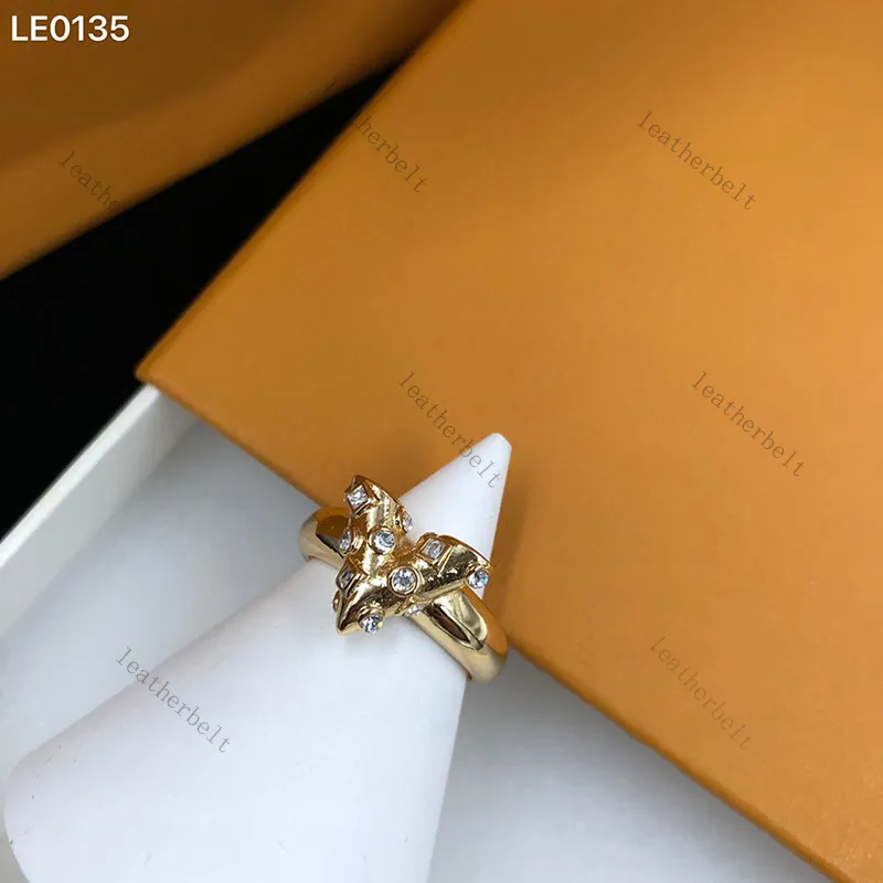 Designer Diamond Inlay Letter Jewelry Gładkie Pozłacane Pierścień Kreatywny Design Band Pierścienie Damskie Party Pierścienie