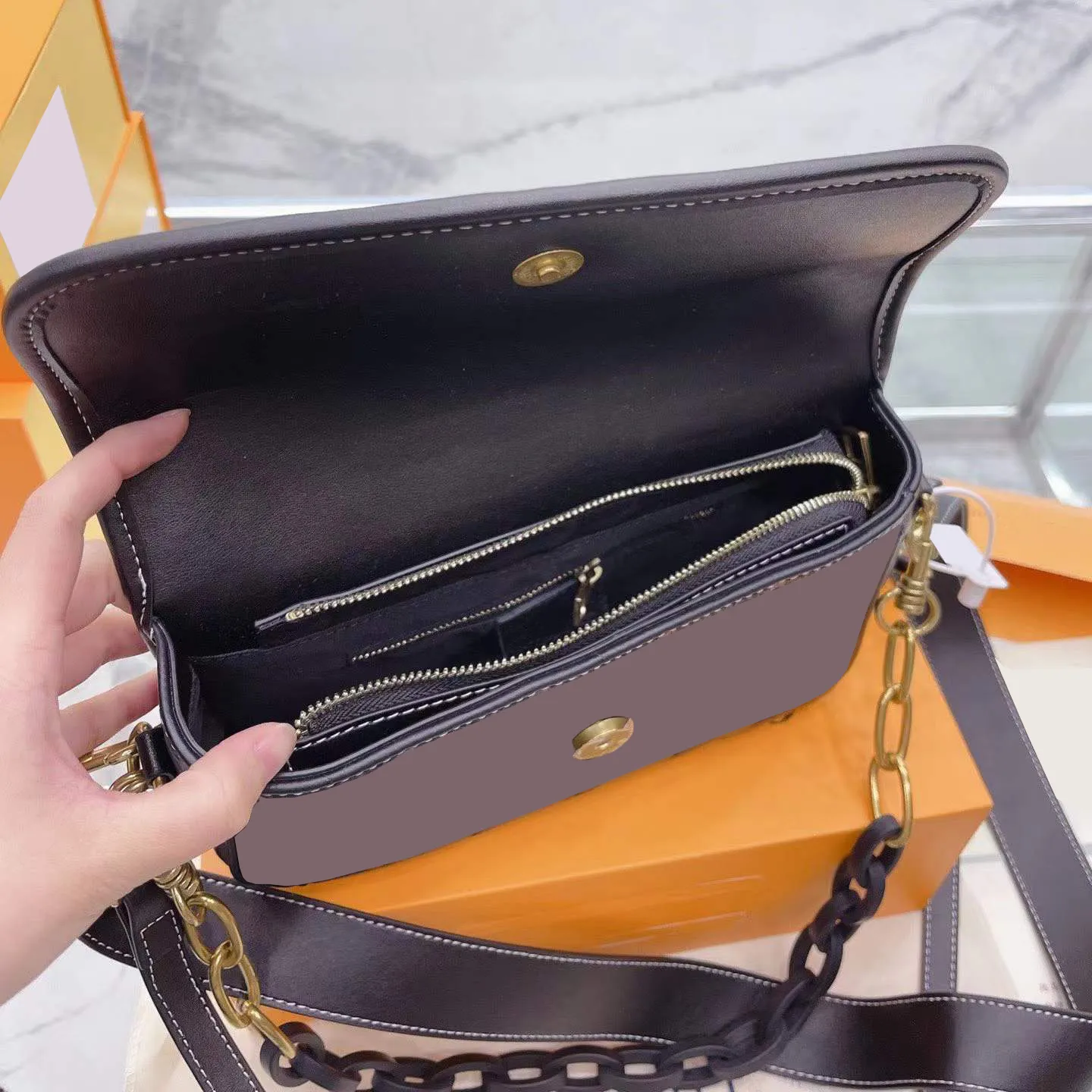 Luxurys Designers Bags Handbag women Shoulder bag large capacity leather Wallet Versatile leisure armpit handbags chain Black letter print style good nice