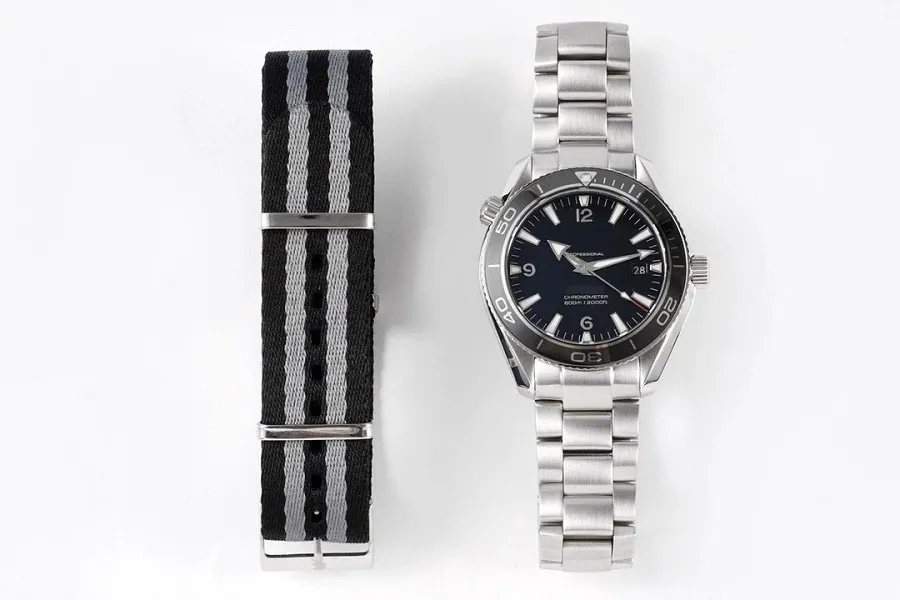 Automatic Mens Wristwatch With Interchangeable NATO Strap: 42mm