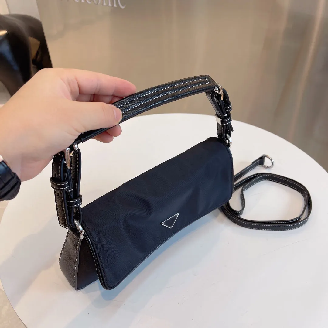 2021 women`s new one shoulder / portable bag fashion European and American leisure shopping appointment preferred size 27cm*4cm*15cm