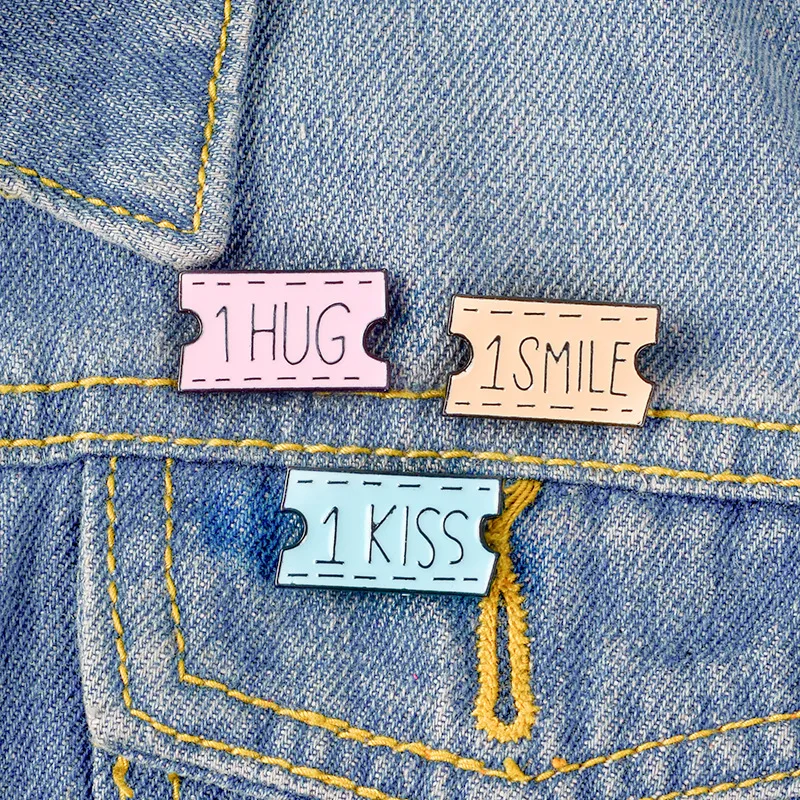 Cartoon Ticket Lettera SMILE HUG Spille Spille Smalto Spilla Spilla Distintivo Gioielli di moda per le donne Ragazze Will e Sandy