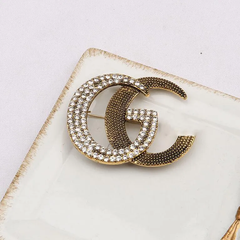18-karatowe pozłacane podwójne litery broszka luksusowa retro prosta osobowość klasyczna marka broszki od projektanta kobiety perła garnitur ze strasu Pin biżuteria akcesoria