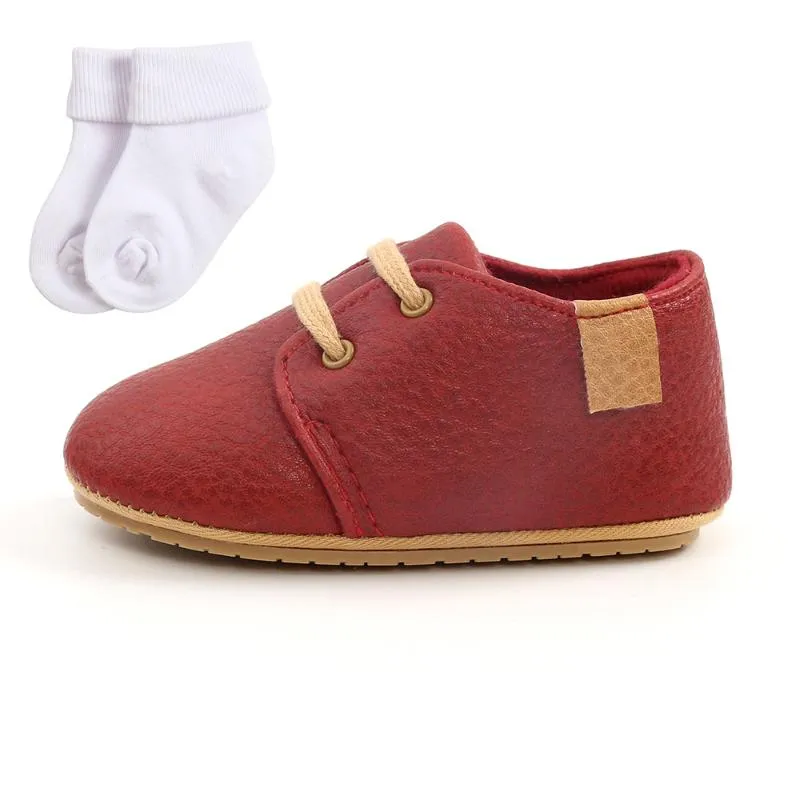 Första vandrare solida barn anti-slip socka med gummi sula söta retro läder barn baby pojke tillbehör casual skor