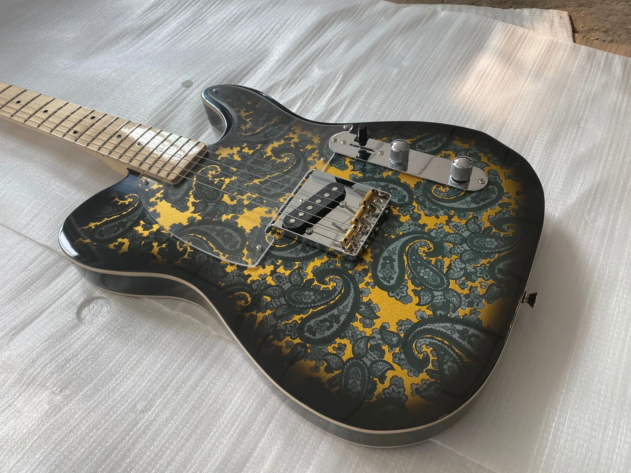 Paisley siyah altın elektrikli gitar çift beyaz gövde bağlama, akçaağaç boyun klavye, şeffaf pickguard, krom donanım