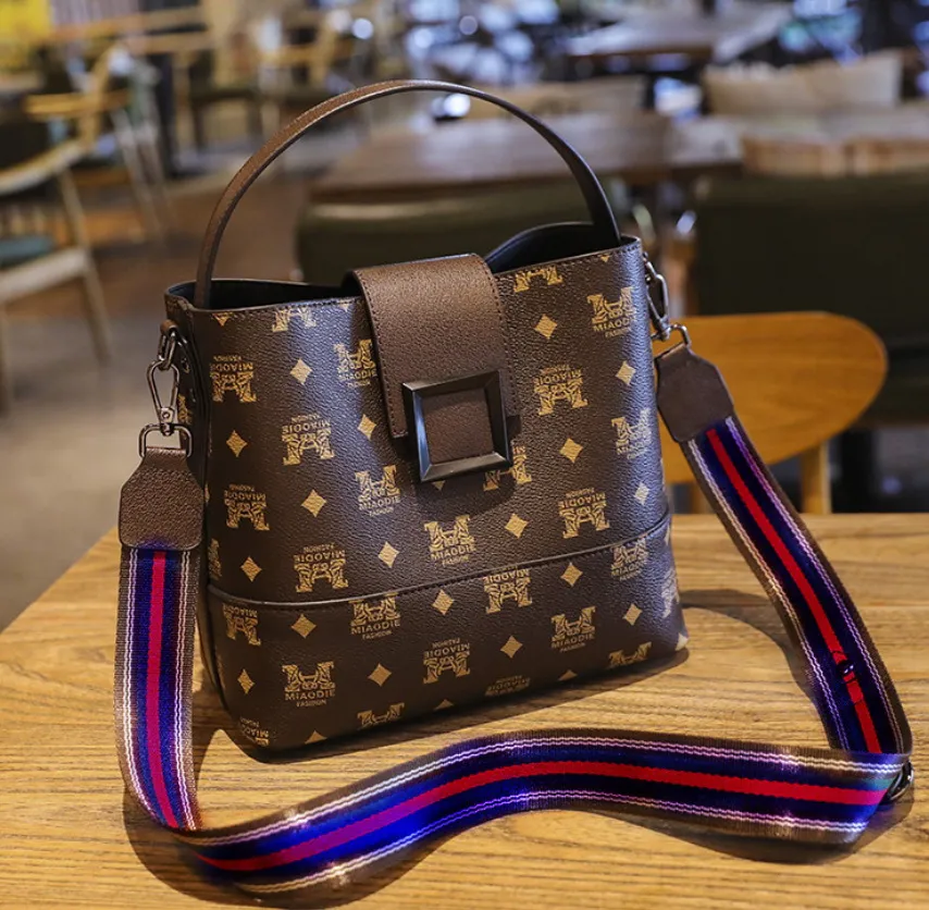 Mode kvinnor väska sommar hink väska kvinnor läder axel väskor designer damer crossbody messenger väskor totes