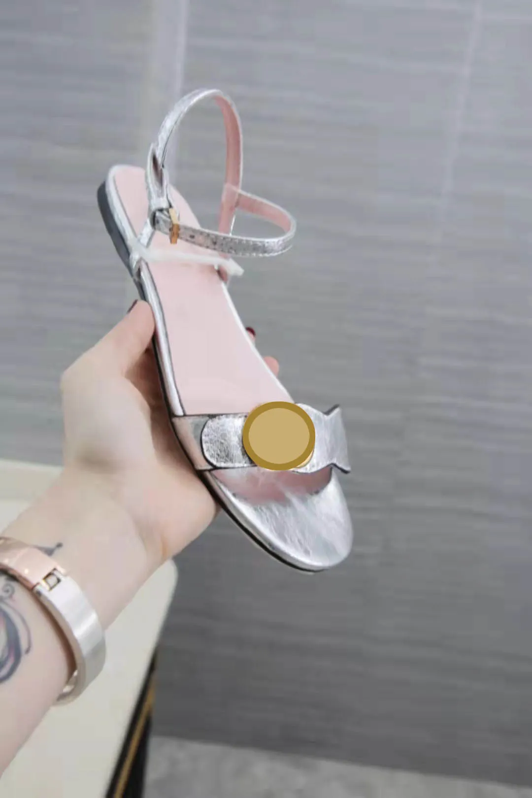Luksusowe designerskie damskie sandały na płaskim obcasie moda metalowa klamra dopasowane skórzane szerokie podeszwy klapki plażowe dziewczęce duże rozmiary skórzane pudełko na sznurowadła z odkrytymi palcami