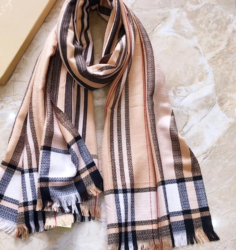 New plaid scarf, go out to sunblock all-match shawl is very suitable for summer travel, shopping mall air conditioning shawl. Specifications of 70-180 cm