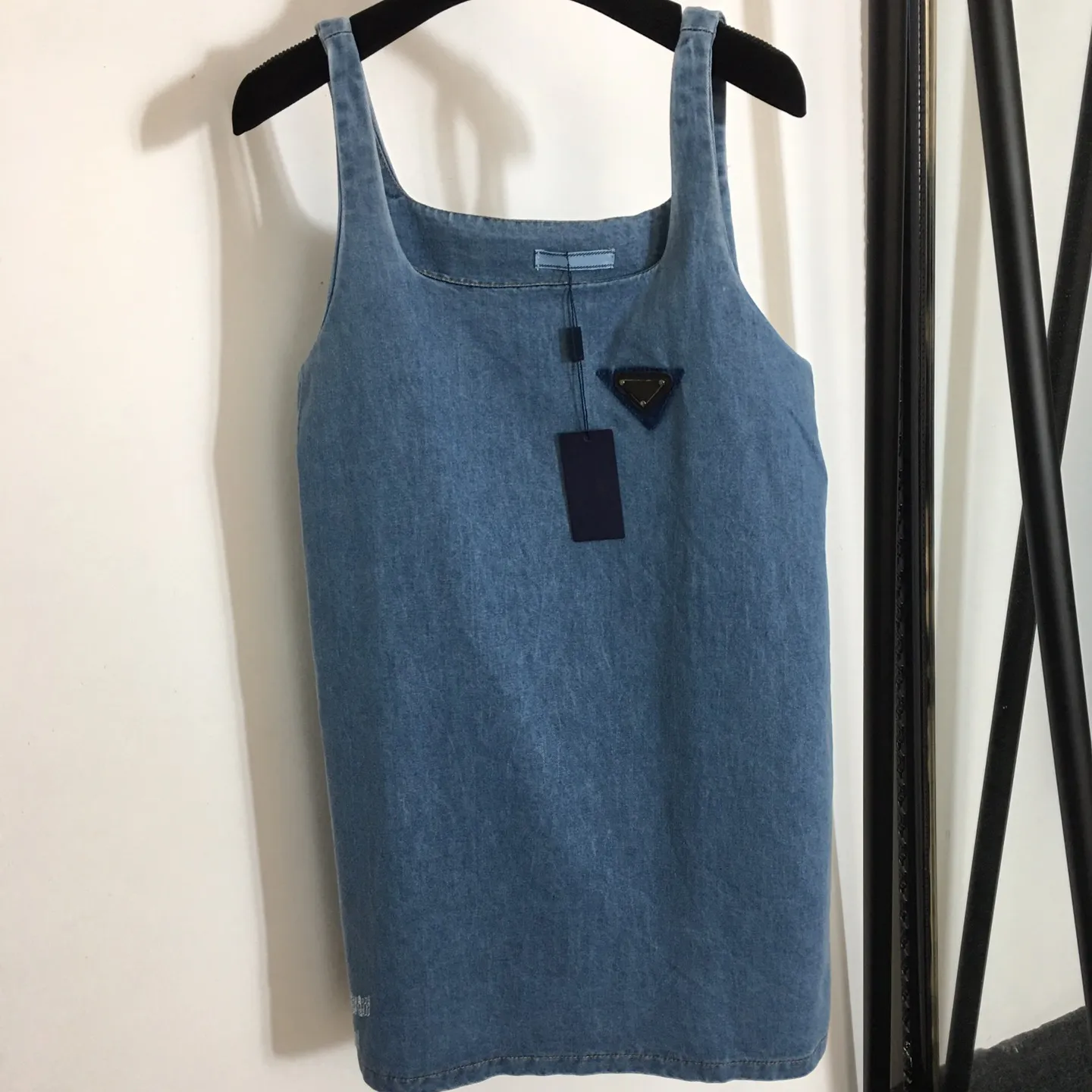 Винтажное джинсовое платье на подтяжках с металлическим логотипом, треугольная этикетка, высокое качество, женские весенне-осенние платья в уличном стиле,301U