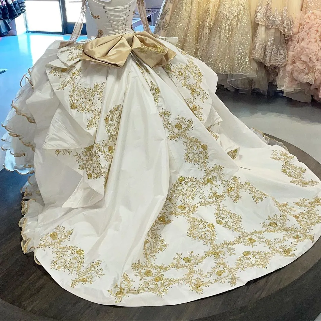 2022 Maravilhoso Vestidos de Baile Quinceanera Bordados Branco e Dourado Vestido de Baile Mangas Ilusórias Longas com Babado Noite Festa Formal Sweet216y