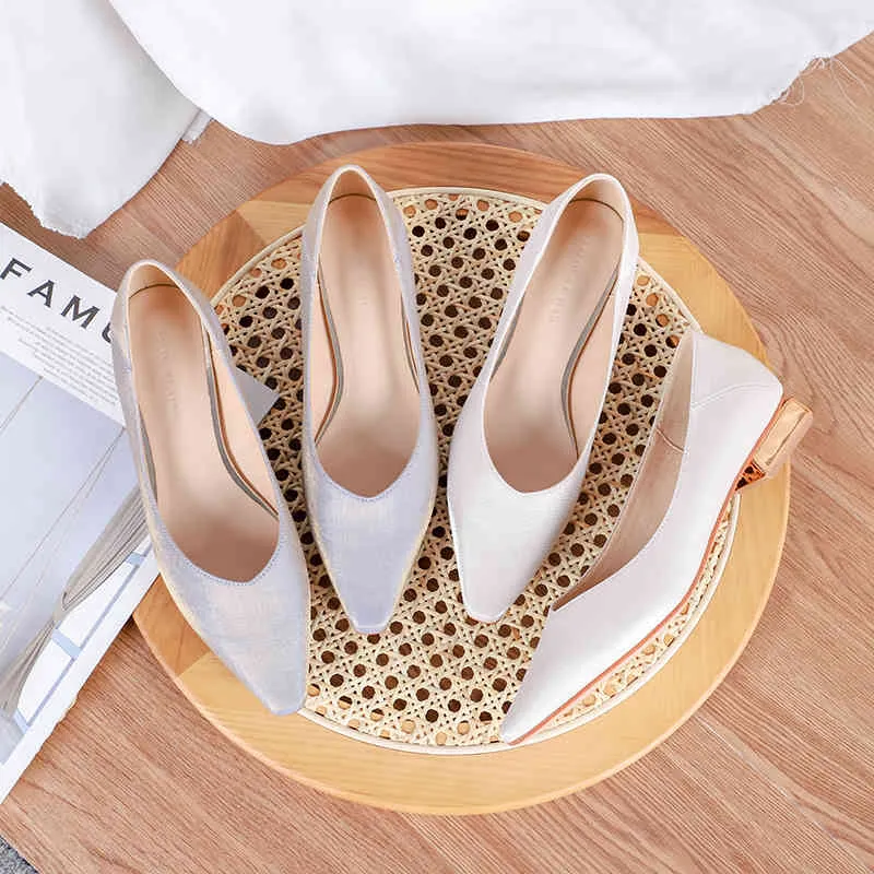 Spring Women Silk Pumps Skor Square Lågklackat Slip på Beige Lila Sexig Elegant Kvinna Mjukt Bekvämt Weeding Heels 210520