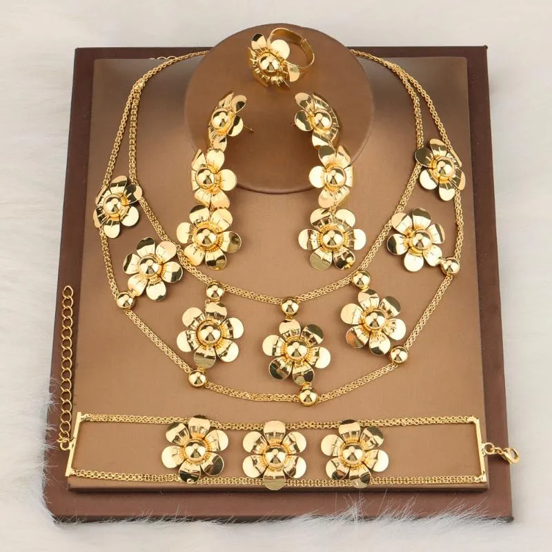 Örhängen Halsband Guldfärg Blomskikt Smycken för kvinnor Dangle Spänne Armband Ringar Dubai Afrikansk Bröllop Bröllop