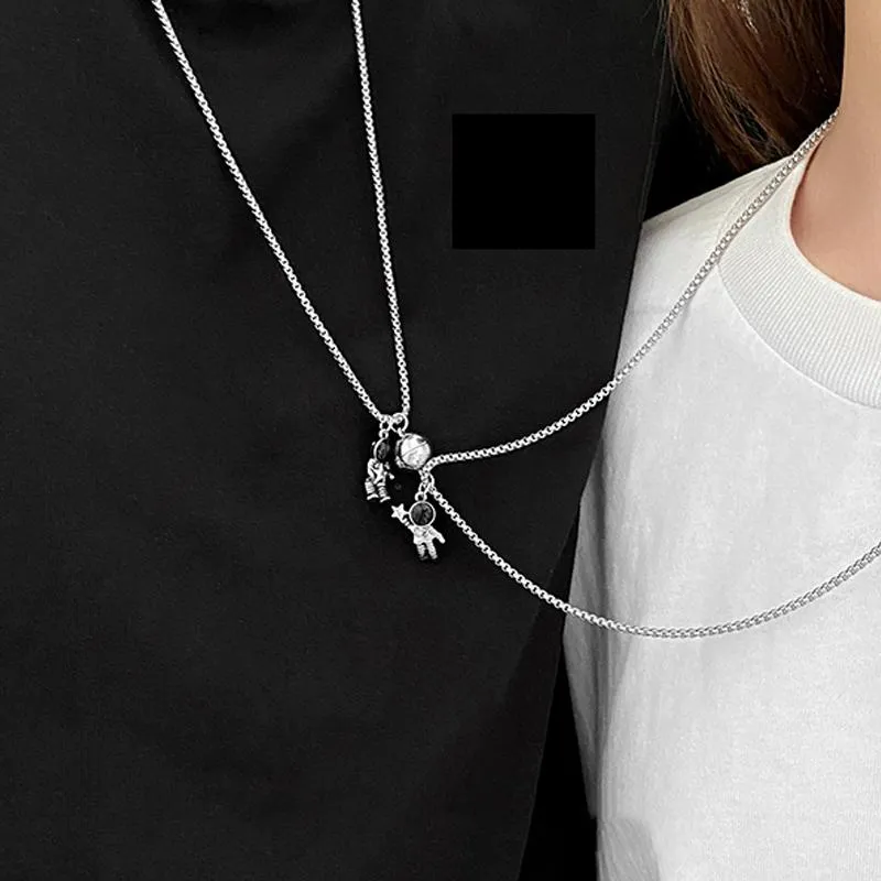 Pendentif Colliers 1 Paire Rétro Astronaute Magnétique Coeur Couple Pour Femmes Hommes Amoureux Ami À La Mode Collier Bijoux De Mode