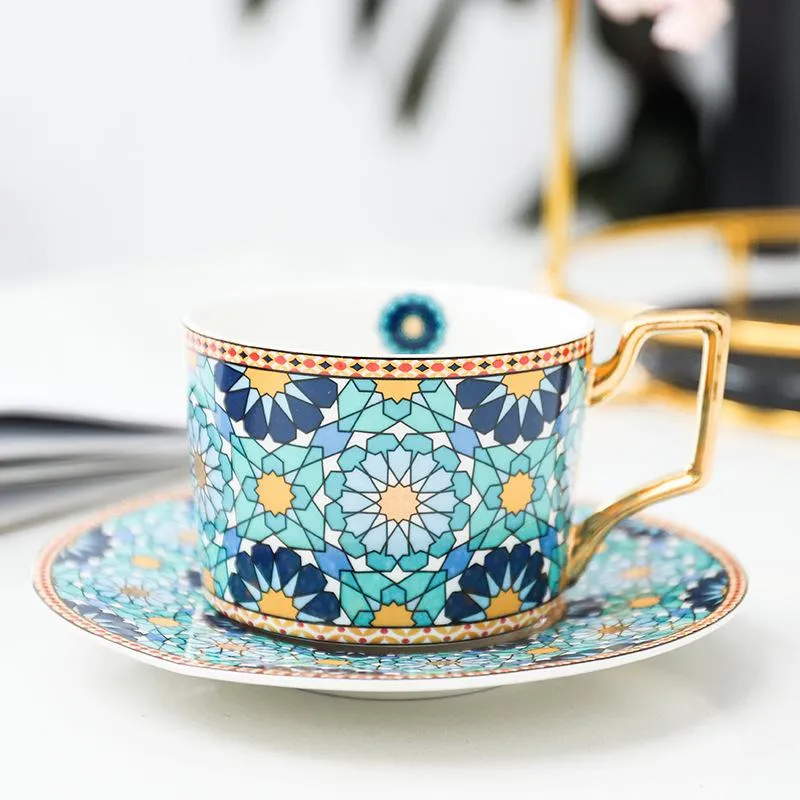 Tasse à café en céramique britannique de luxe légère, petite tasse européenne, ensemble de soucoupes, petit déjeuner à la maison, tasses à thé aux fleurs de l'après-midi