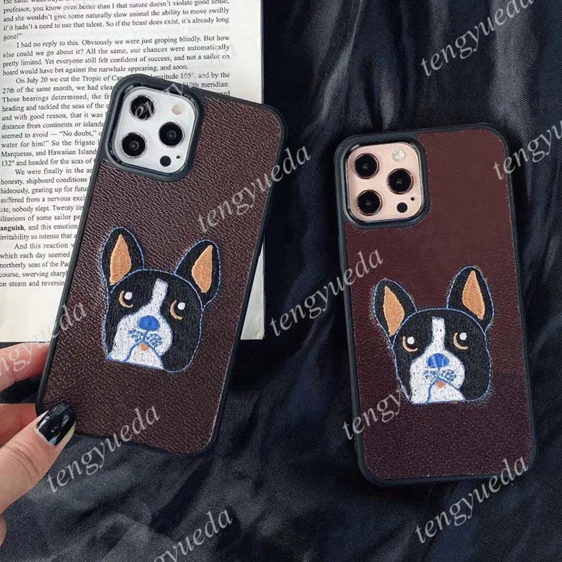 Modedesigner telefonfodral för iPhone 15 15pro 14 14pro 13 13pro 12 11 pro max xs xr xsmax 8plus toppkvalitet broderade pit dogs läder tpu lyx mobiltelefonöverdrag