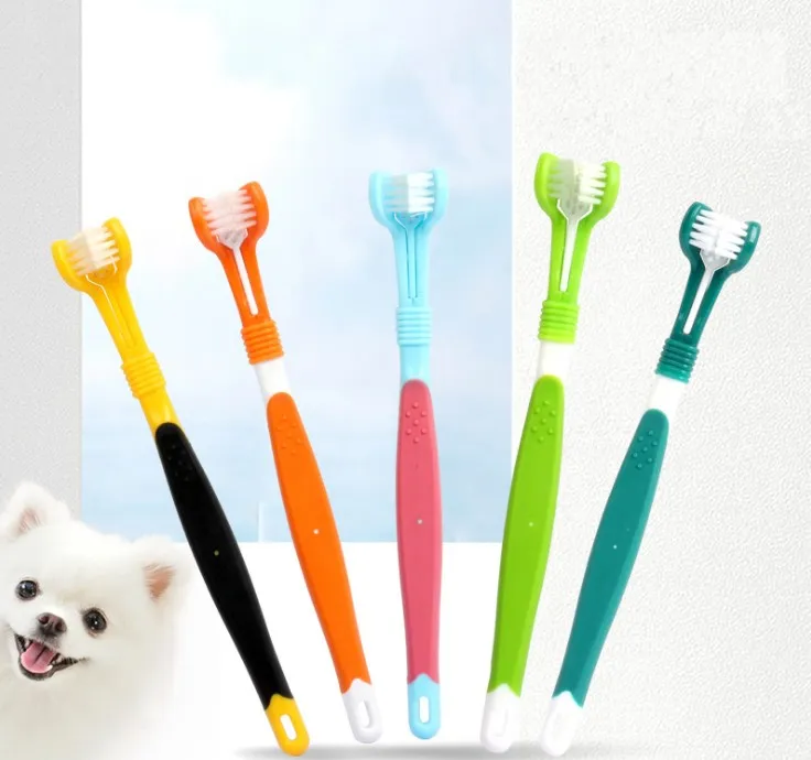 犬グルーミングの三面ペット歯ブラシの歯科医療不良息を除くバッドブレスタルタール猫歯ブラス（4色）