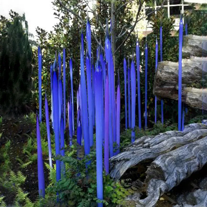Stehlampe für den Außenbereich, mundgeblasenes blau-violettes Schilfrohr, stehende Skulptur, Speere aus Muranoglas für den Garten, für Hotel-Kunstdekoration