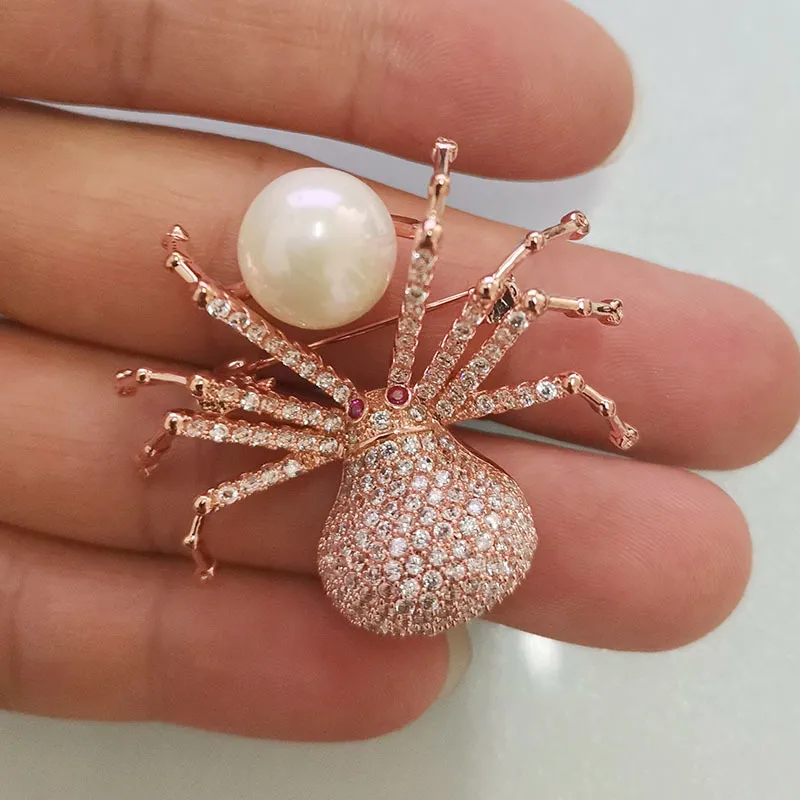 FARLENA Jewelry Spinnen-Brosche mit Intarsien und Zirkonia, modische Broschen aus künstlichen Perlen für Damen
