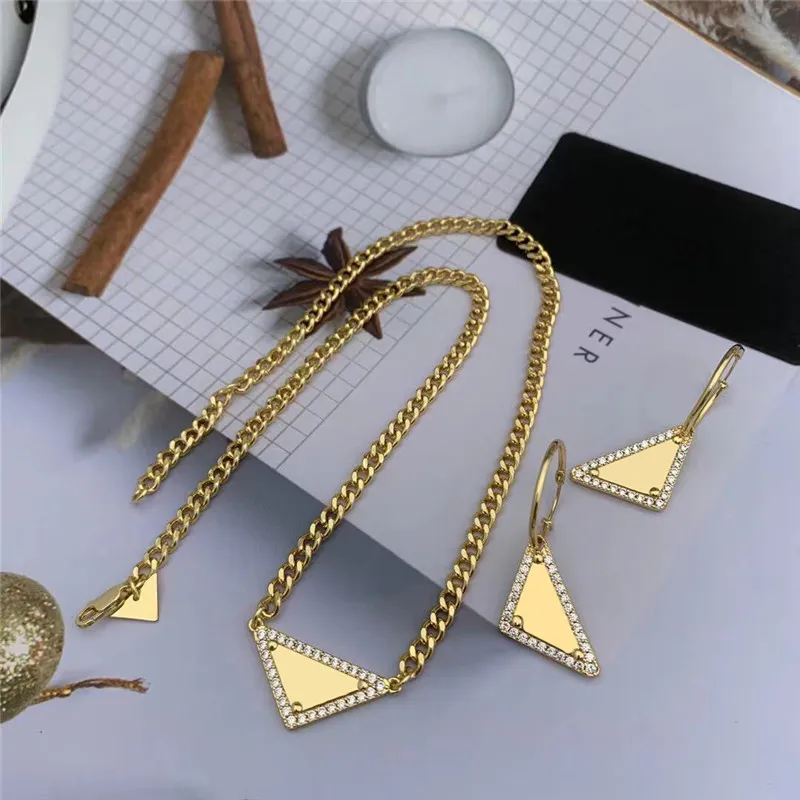 Femmes Triangle Pendentif Colliers Pour Femmes Luxurys Designers Colliers Avec Boucles D'oreilles Lien Chaîne De Mode Bijoux Accessoires