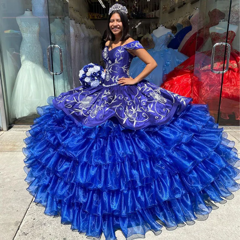 الأزرق التطريز الكرة ثوب فساتين quinceanera قبالة الكتف الرقبة الحفلة الراقصة المتتالية الكشكشة الطابق طول الأورجانزا الحلو 15 تنكر اللباس