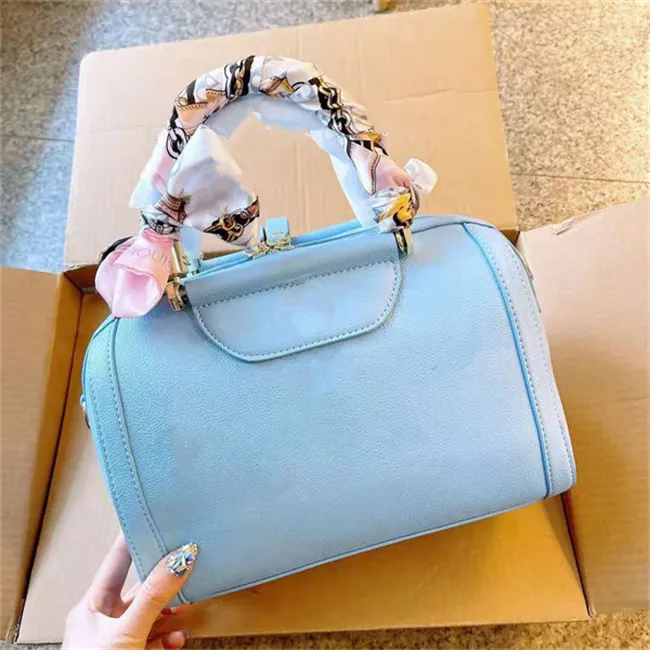 All-match ladies bags luxury quality classic style pillow bag handbag shoulder handbags free silk scarf exquisite workmanship There are three colors to choose from.